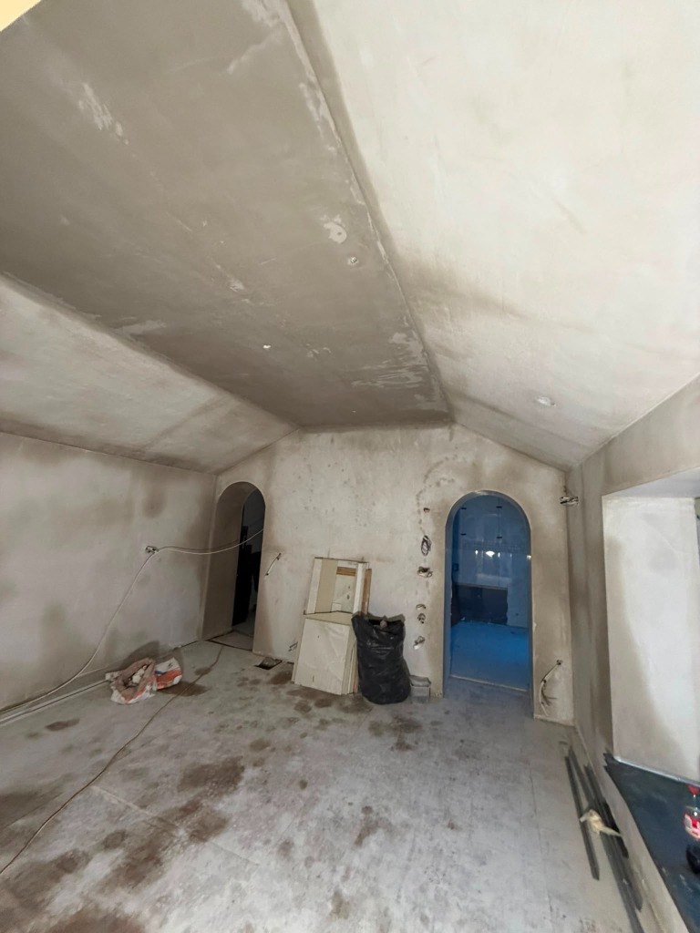 Finished arched openings and doorways smooth plastering